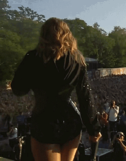 Taylor Swift Sexy Walk GIF - Taylor Swift Sexy Walk Concert GIFs
