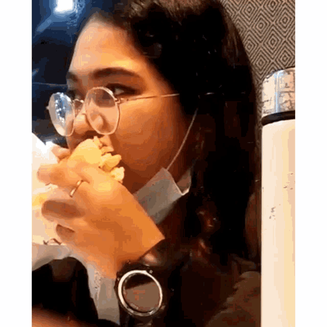 Andabhii Sumayang GIF - Andabhii Sumayang Eating Burger GIFs