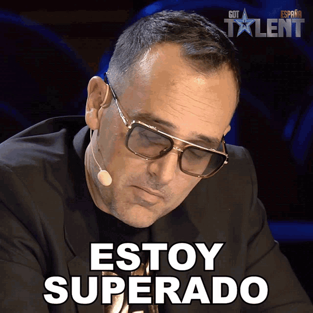 a man with glasses and a microphone says estoy superado in spanish