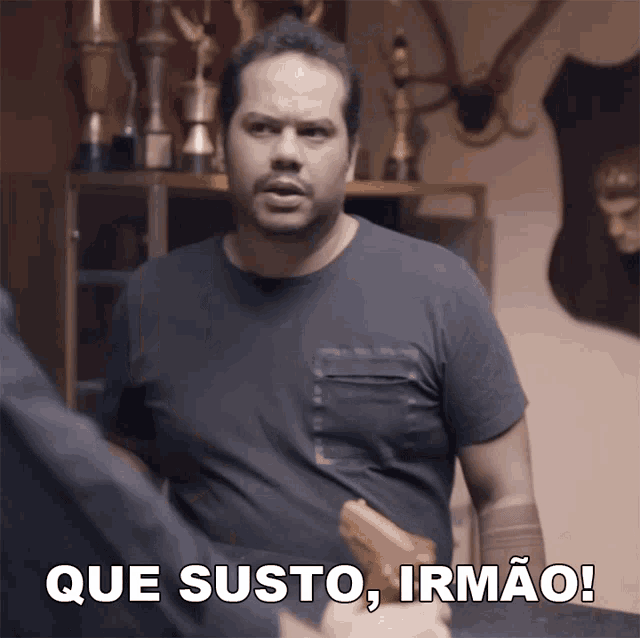 a man in a black shirt says que susto irmão