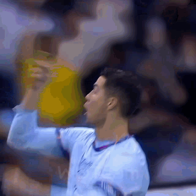 a blurry picture of a man wearing a jersey that says ' king ' on it