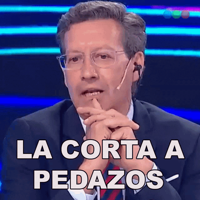 a man in a suit and tie says la corta a pedazos on a blue background