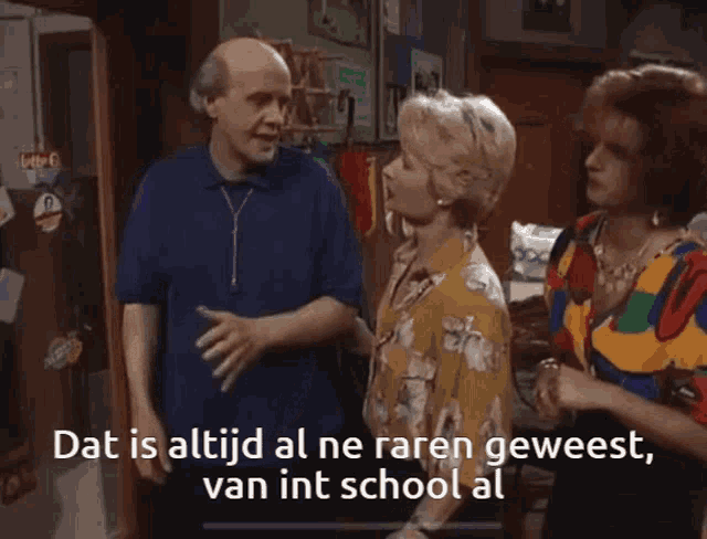 a man and two women standing next to each other with the words dat is altijd al ne raren geweest