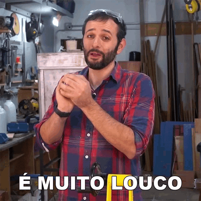 a man in a plaid shirt says " é muito louco " in a garage