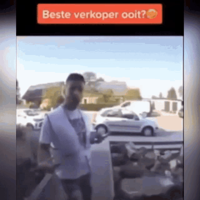 a man in a white shirt stands in front of a sign that says beste verkoper ooit