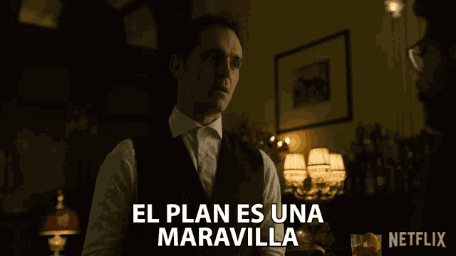 a man standing in a dark room with the words el plan es una maravilla on the bottom