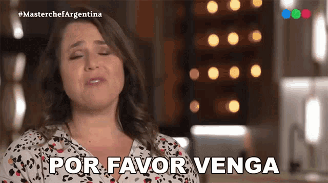 a woman in a leopard print shirt says por favor venga in spanish