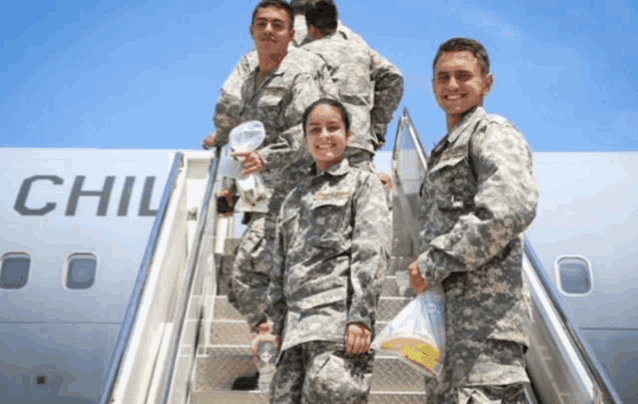 a group of soldiers are boarding an airplane with the word chile on the side