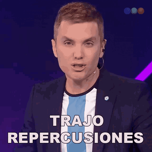 a man in a suit stands in front of a sign that says trajo repeticiones
