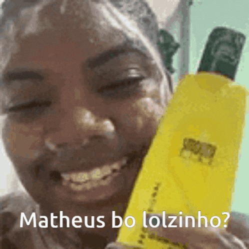 a woman is holding a bottle of matheus bo lolzinho shampoo
