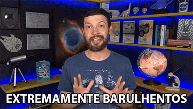 a man with a beard is standing in front of a shelf with a globe and says extremamente barulhientos .