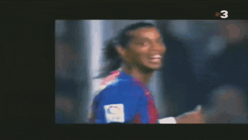 a soccer player giving a thumbs up with el lider written on the bottom