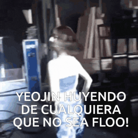 yeojin huyendo de cualquiera que no sea floo ! is written on a black background