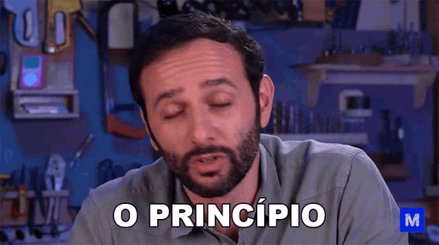 a man with a beard says " o principio " in a video