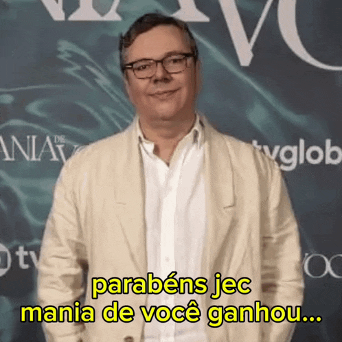 a man wearing glasses and a white jacket says parabéns jec mania de voce ganhou ..