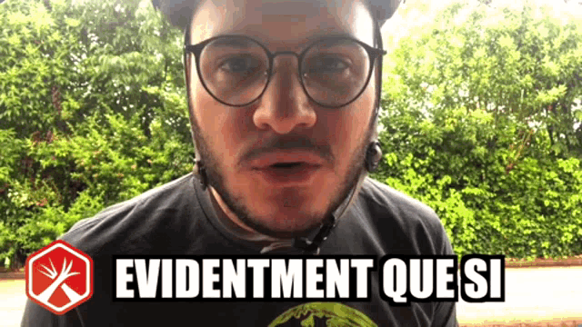 a man wearing glasses and a helmet with the words evidentment que si above him