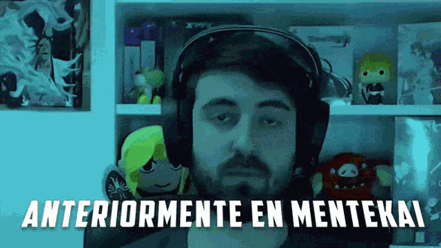 a man wearing headphones with the words anteriormente en mentekai above him