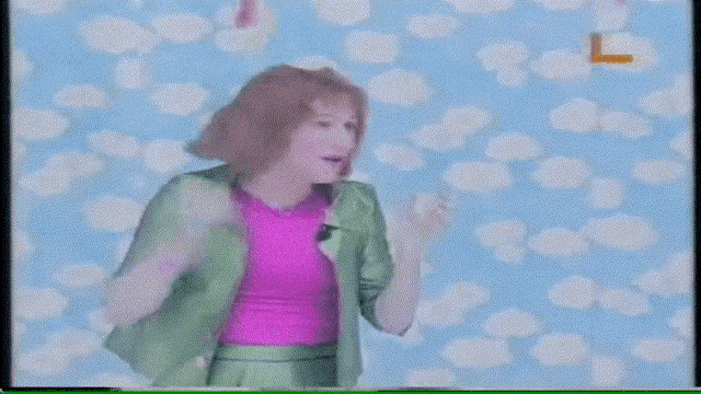 a woman in a green jacket stands in front of a cloudy sky with the words no puedo parar de crear