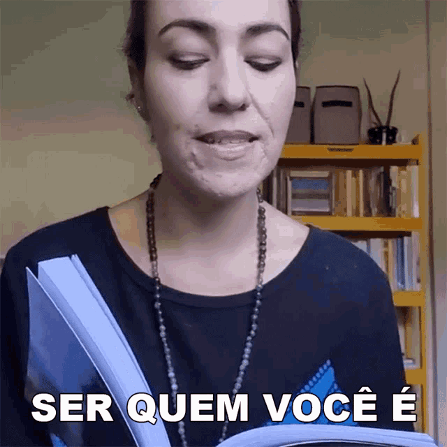 a woman holding a book with the words ser quem você e written above her