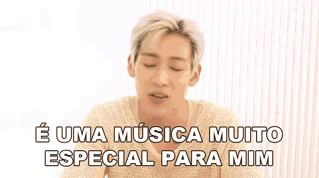a man in a yellow sweater says " é uma musica muito especial para mim "