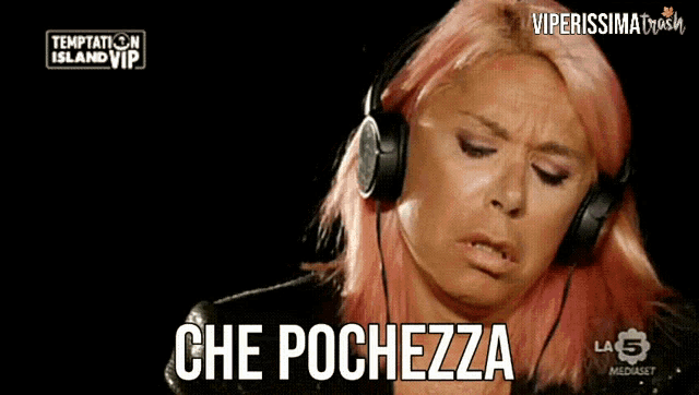 a woman with pink hair wearing headphones says che pochezza