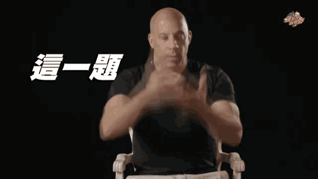 a man in a black shirt is talking in a foreign language