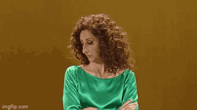 a woman with curly hair is making a funny face with the words chi si sicca below her
