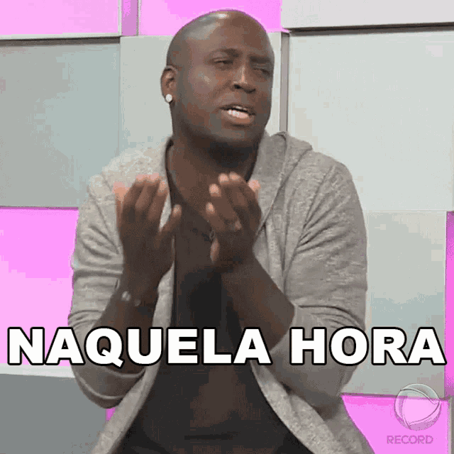 a man says naquela hora with his hands in his pockets