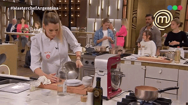 Cocinando Mica Viciconte GIF - Cocinando Mica Viciconte Masterchef Argentina GIFs