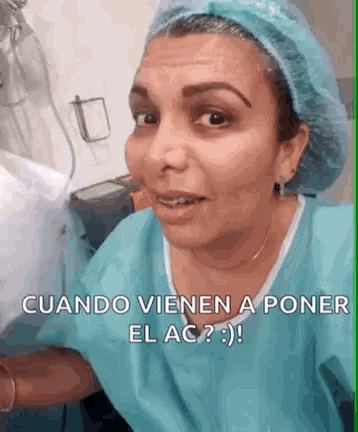 a woman wearing a surgical gown and a surgical cap says cuando vienen a poner el ac
