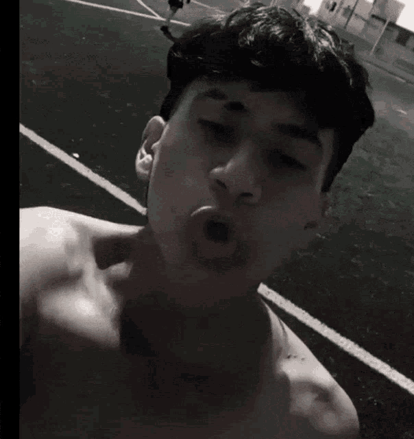 a black and white photo of a shirtless man with the words que humilde behind him