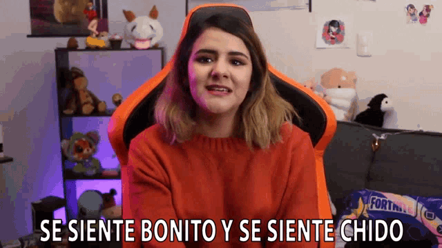 a woman sitting in an orange chair with the words se siente bonito y se siente chido above her