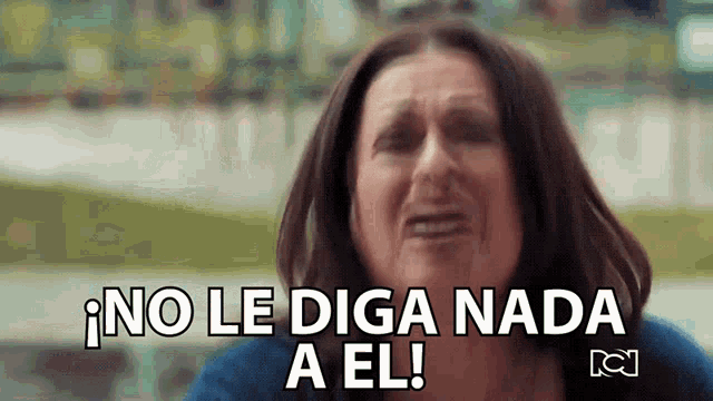 a woman is crying with the words no le diga nada a el