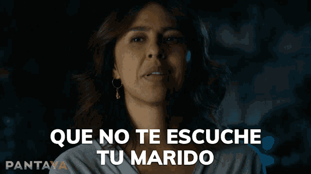 a woman says que no te escuche tu marido