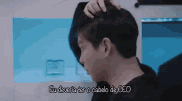 a man scratches his head with the words eu deveria ter o cabelo de ceo