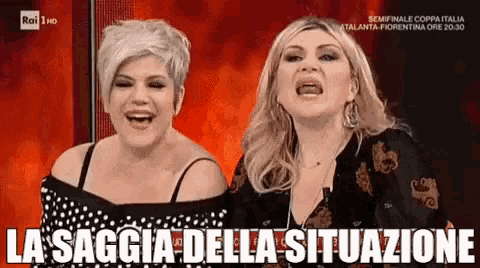 two women are laughing with the words la saggia della situazione in the corner