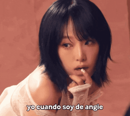 a woman in a white lace dress with the words yo cuando soy de angie above her