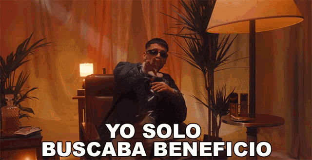 a man sitting in a chair with the words yo solo buscaba beneficio
