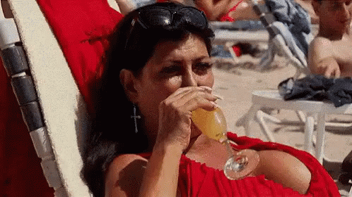 Minha Fraqueza é Um Drink Na Praia GIF - Beach Sun Drink GIFs