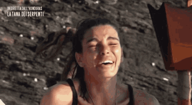 a woman is crying with the words in diretta dall ' honduras la tana dei serpenti written above her