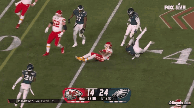a football game between the eagles and the chiefs