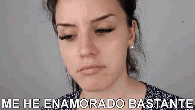 a close up of a woman 's face with the words me he enamorado bastante below it