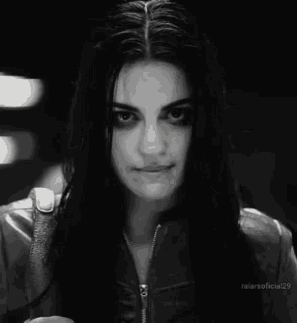 a black and white photo of a woman with the words minha dignidade written below her