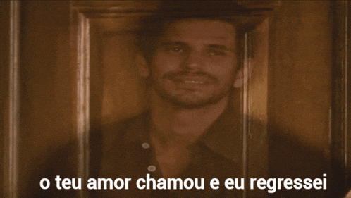a man peeking out of a door with the words o teu amor chamou e eu regressei above him