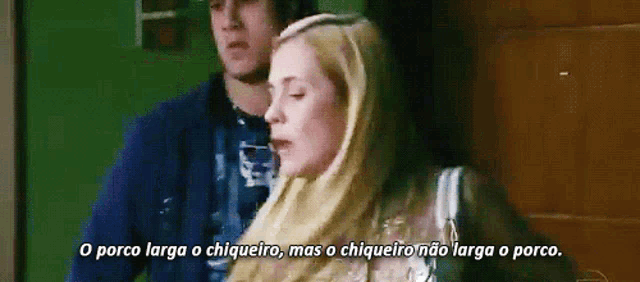 a man and a woman are standing next to each other and the woman is saying o porco larga o chiquero