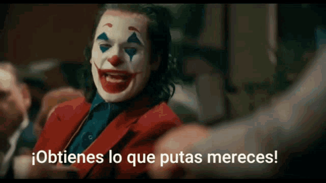 a close up of a clown with the words obtienes lo que putas mereces