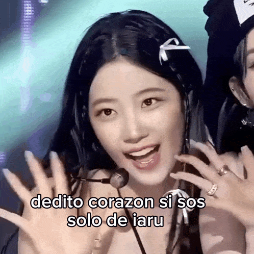 a woman with a microphone in her hair is smiling and says dedito corazon si sos solo de laru