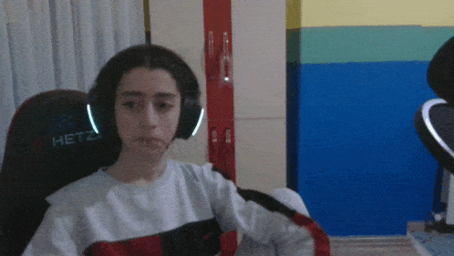 a person wearing headphones with the word hetz on them