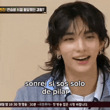 a young man with a ponytail says sonrei si sos solo de pillar