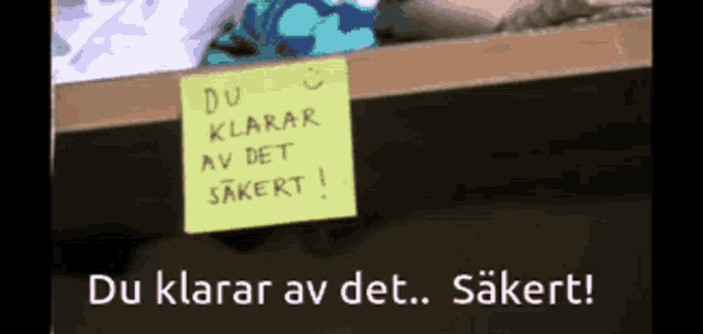 a yellow sticky note that says du klarar av det sakert